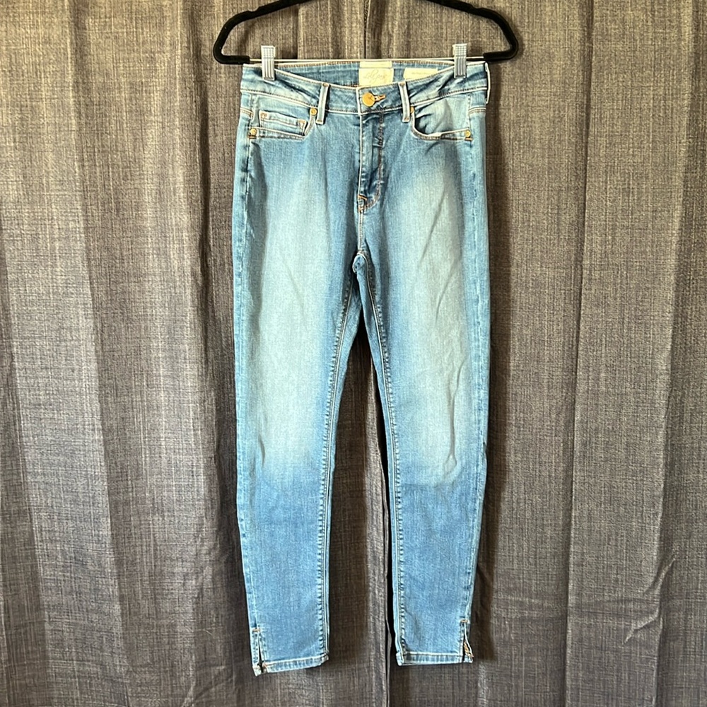 Lola size 28 skinny jeans size 28 mid rise medium wash with slits on hemline